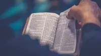 Ilustrasi kristiani, membaca Alkitab. (Photo by Rod Long on Unsplash)