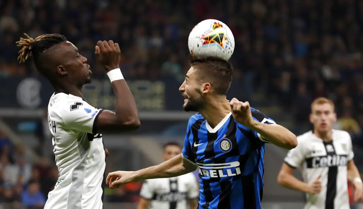Gelandang Inter Milan, Roberto Gagliardini, duel udara dengan pemain Parma, Yann Karamoh, pada laga Serie A 2019 di Stadion Giuseppe Meazza, Sabtu (26/10). Kedua tim bermain imbang 2-2. (AP/Antonio Calanni)