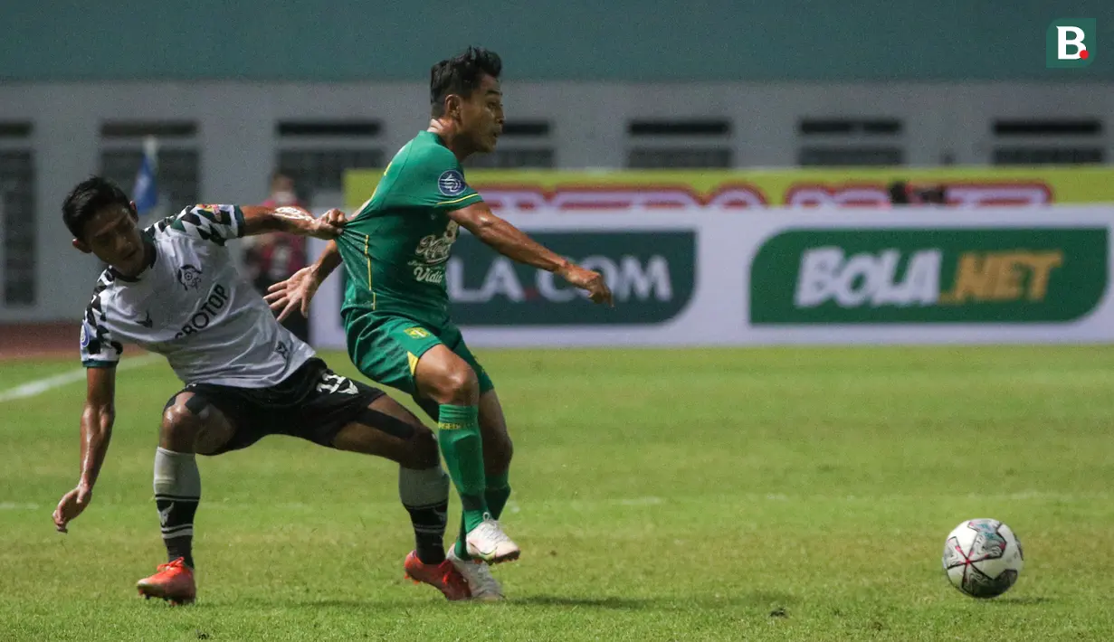 Penyerang Persebaya, Samsul Arif (kanan) berebut bola dengan bek Persikabo 1973, Firza Andika dalam laga pekan kedua BRI Liga 1 2021/2022 di Stadion Wibawa Mukti, Cikarang, Sabtu (11/09/2021). Persebaya menang 3-1. (Foto: Bola.com/Bagaskara Lazuardi)