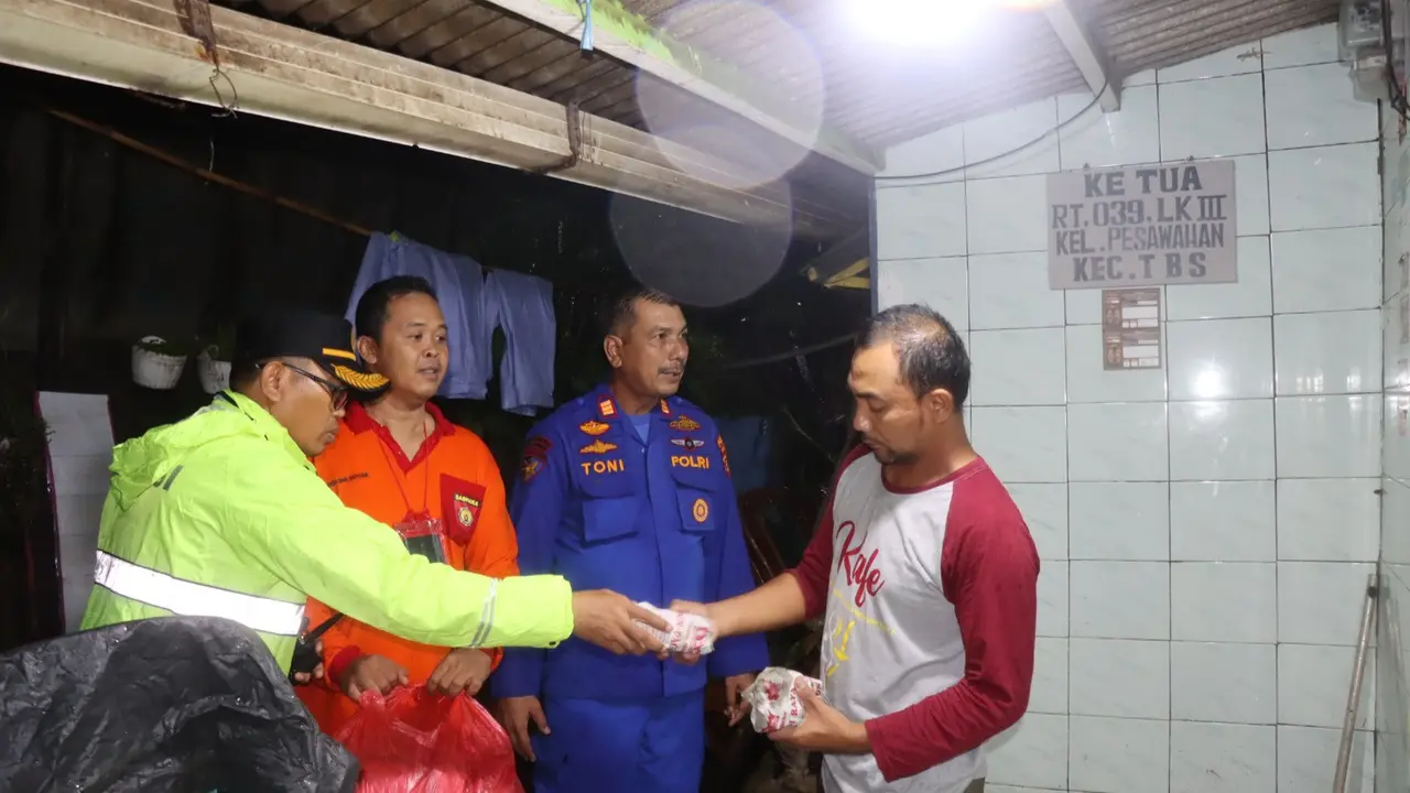 Polisi memberikan ratusan nasi bungkus bagi warga yang terdampak bencana banjir di Bandar Lampung. Foto : (Istimewa).