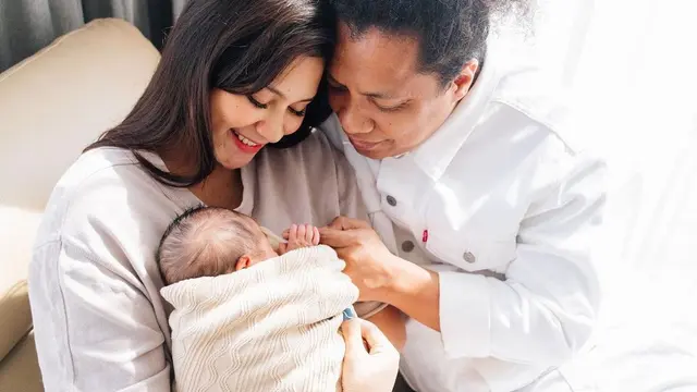 6 Potret Indah Permatasari Peluk Buah Hati, Masih Rahasikan Wajah dan Namanya