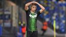 Pemain Sassuolo, Filip Djuricic, usai gagal mencetak gol ke gawang Napoli pada laga Serie A di Stadion San Paolo Sabtu (25/7/2020). Napoli menang 2-0 atas Sassuolo. (Cafaro/LaPresse via AP)