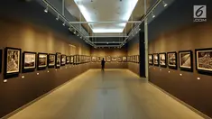 Pengunjung menikmati deretan foto bertema Melampaui Fotografi karya Suherry Arno di Galeri Nasional, Jakarta, Selasa (24/10). Pameran foto tunggal karya Suherry Arno ini berlangsung hingga 5 November 2017. (Liputan6.com/Helmi Fithriansyah)