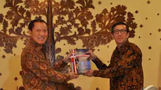 Menkum HAM Yosanna Laoly (kanan) dan Mantan Menkum HAM Amir Syamsuddin (kiri) saat serah terima jabatan di Kantor Kemenkum HAM, Jakarta, Senin (27/10/2014). (Liputan6.com/Miftahul Hayat)