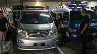 Mobil ambulans yang akan membawa ke rumah duka di Bintaro, Tangsel (31/7). Rencananya, jenazah Mike akan dimakamkan di TPU Tanah Kusir pada Selasa, (2/8). (Liputan6.com/Fery Pradolo)