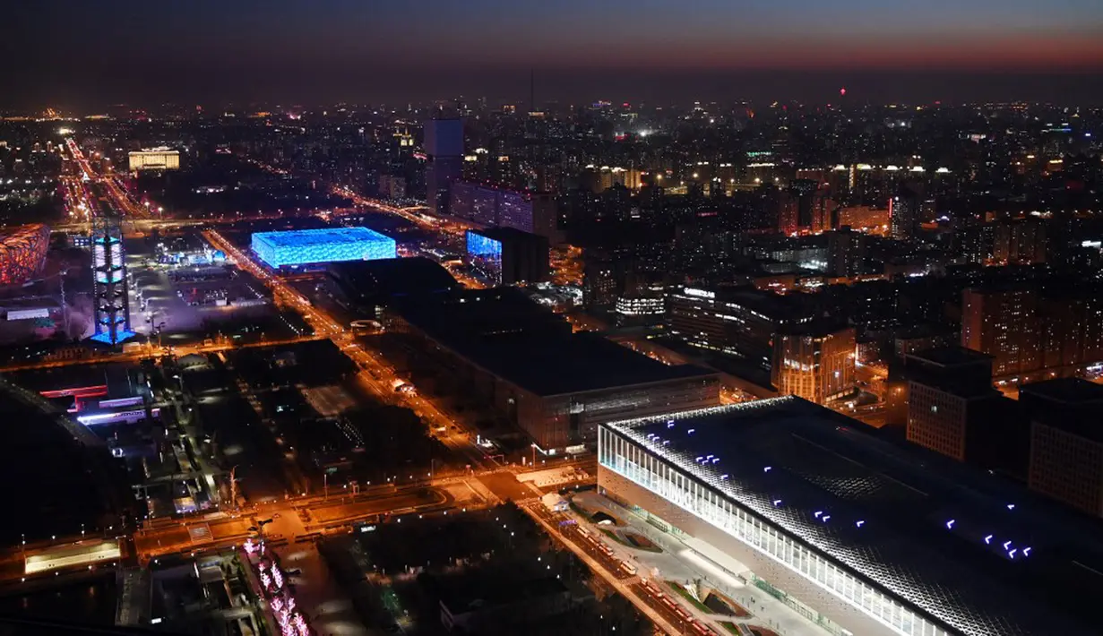 National Aquatics Center yang dikenal sebagai Ice Cube (kiri) venue untuk curling dan Main Media Center (kanan) pada Olimpiade Musim Dingin 2022 terlihat di Beijing, 3 Januari 2022. Olimpiade Musim Dingin 2022 akan dibuka pada 4 Februari mendatang. (GREG BAKER/AFP)