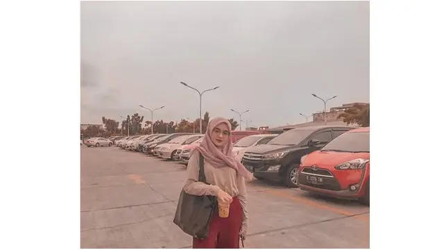 5 Potret Tia Septiana, Putri Mandra yang Bikin Salah Fokus