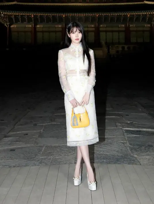IU juga menyorot atensi dengan tampilan dress sheer dengan sulaman bunga kuning yang feminin. 
[Foto: Instagram @gucci]