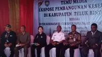 Menteri Kesehatan Nila D.F. Moeloek di sela kunjungan kerja bersama Gubernur Papua Barat Dominggus Mandacan di Teluk Bintuni.