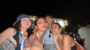 Tidak hanya keliling Jepang, Sheila Dara, Fita Anggriani dan Adinda Thomas juga menonton konser Summer Sonic 2023 yang diselenggarakan di Tokyo. Ketiganya menikmati jalannya konser hingga malam hari. Mereka tampil cantik dengan gaya masing-masing. (Liputan6.com/IG/@adindathomas)