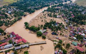 Gambar udara ini menunjukkan jembatan rusak akibat banjir bandang di jalan utama yang menghubungkan Aceh dan Sumatra Utara di Meureudu, Kabupaten Pidie Jaya, Provinsi Aceh, Indonesia pada 28 November 2025. (Chaideer MAHYUDDIN/AFP)