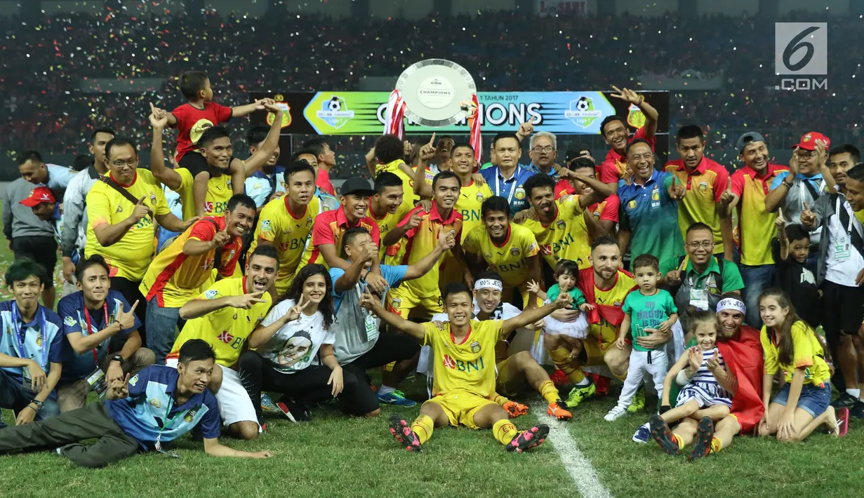 Pemain dan official Bhayangkara FC merayakan gelar juara Liga 1 Indonesia usai melawan Persija di Stadion Patriot Candrabhaga, Bekasi, Minggu (12/11). Bhayangkara FC meraih 68 poin dari 34 pertandingan. (Liputan6.com/Helmi Fithriansyah)