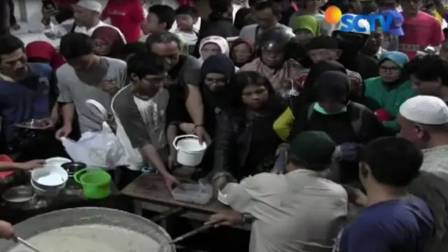 Masjid tua ini memasak dan membagikan bubur samin, bubur khas Kalimantan kepada warga yang berpuasa secara gratis.