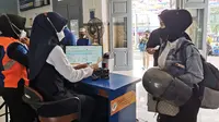 Proses pemeriksaan tiket penumpang di Stasiun Jember sembelum masuk kereta api (Istimewa)