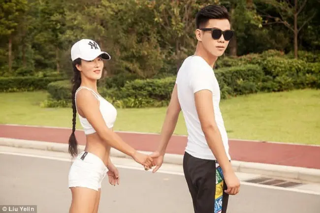 Liu Yelin bersama anaknya yang berusia 22 tahun. (Sumber Foto: Dailymail)