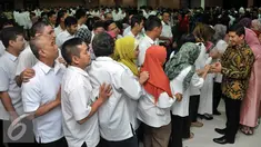 Menteri Pendayagunaan Aparatur Negara dan Reformasi Birokrasi (PAN-RB) Yuddy Chrisnandi (kanan) menyalami pegawai Kemenpan RB saat acara Halal Bihalal, Jakarta, Senin (11/7). (Liputan6.com/Johan Tallo)