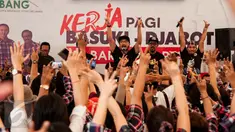 Giring Ganesha, pentolan Grup Band Nidji, bersama komedian Mongol menghibur warga dan relawan di Rumah Lembang, Jakarta, Rabu (1/2). Mereka menggelar aksi solidaritas sebagai bentuk dukungan kepada pasangan Ahok - Djarot. (Liputan6.com/Gempur M Surya)