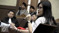 Terdakwa Jessica Kumala Wongso memberi keterangan dalam sidang ke-26 kasus tewasnya Wayan Mirna Salihin dengan agenda pemeriksaan terdakwa di Pengadilan Tipikor, Jakarta, Rabu (28/9). (Liputan6.com/Helmi Afandi)