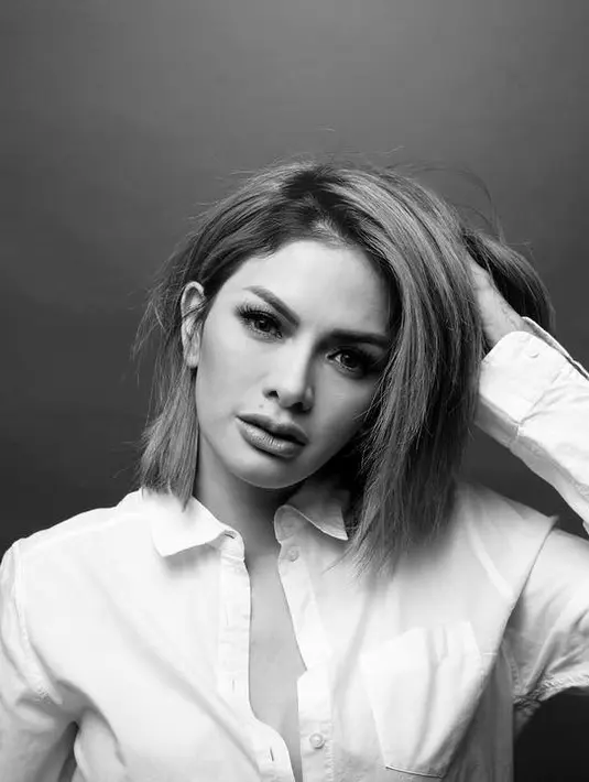 Merupakan hal biasa jika di acara-acara Pilkada juga melibatkan paara selebriti untuk turut meramaikannya. Bukan hanya Nikita Mirzani, sejumlah selebriti lainnya juga kerap mengisi berbagai rangkaian Pilkada. (Instagram/nikitamirzanimawardi_17)