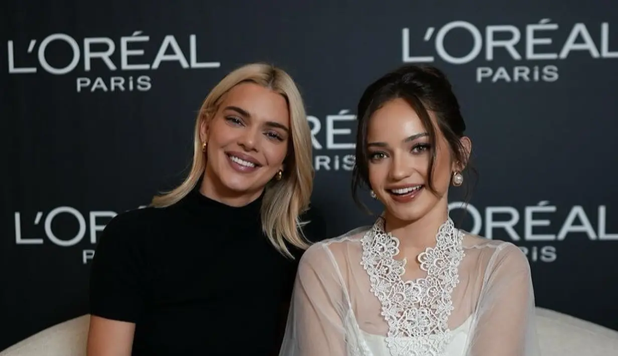 Kendall melengkapi tampilan dengan anting keemasan. Wajahnya dipoles dengan flawless dan mengaplikasikan lipstik coklat. [@enzystoria]