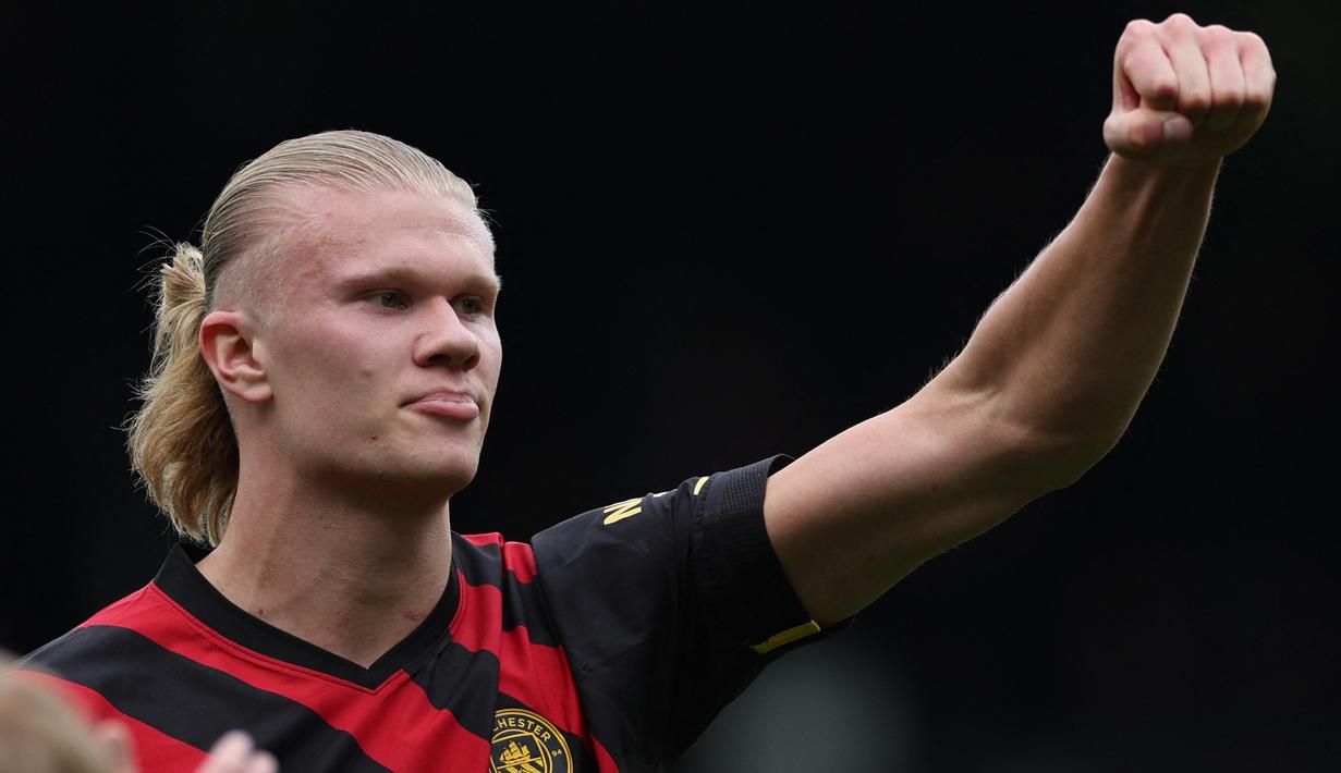Striker Manchester City, Erling Haaland baru saja menyamai rekor yang dicetak Alan Shearer dan Andy Cole yang mampu mencetak 34 gol dalam satu musim kompetisi di Liga Inggris. Pemain yang baru didatangkan pada awal musim 2022/2203 dari Borussia Dortmund itu diyakini akan dapat melampaui kedua legenda tersebut karena setidaknya masih memiliki 6 laga tersisa hingga akhir musim ini. Dari total 34 gol, Erling Haaland telah membobol 17 dari 20 tim di Liga Inggris, artinya hanya ada 3 tim yang terhindar dari badai gol sang striker hingga saat ini. Tim mana saja? Berikut daftar ketiganya. (AFP/Adrian Dennis)