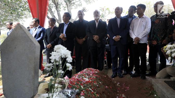 Presiden pertama Timor Leste Xanana Gusmao (tengah) saat berziarah ke makam Presiden ke-3 RI BJ Habibie di TMP Kalibata, Jakarta, Minggu (15/9/2019). Xanana dan perwakilan rakyat Timor Leste memanjatkan doa untuk Habibie. (merdeka.com/Iqbal Nugroho)