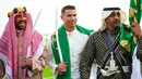Pemain Al-Nassr, Cristiano Ronaldo (tengah) memakai gamis dan membawa pedang saat memperingati Hari Pendirian Kerajaan Saudi atau Founding Day di tempat berlatih pada Rabu (22/02/2023). (Twitter/@AlNassrFC)