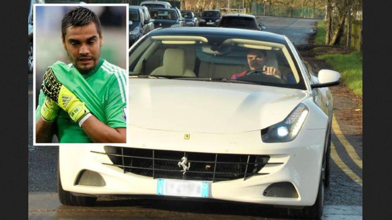 Kiper MU Disemprit Polisi Karena Tidak Baya Pajak Ferrari