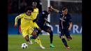 Pemain tengah Chelsea, Willian  (kiri) berusaha melewati dua pemain PSG saat putaran 16 besar Liga Champions di Stadion Parc des Princes , Paris (17/2/2015). PSG bermain imbang dengan Chelsea (1-1). (REUTERS/Christian Hartmann)