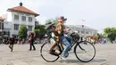 Di Kota Tua Jakarta, warga bisa berwisata sambal bersepeda di kawasan yang menyuguhkan keindahan bangunan-bangunan bersejarah. (Liputan6.com/Herman Zakharia)