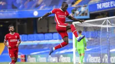 Pemain Liverpool Sadio Mane melakukan selebrasi usai mencetak gol ke gawang Chelsea pada pertandingan Liga Premier Inggris di Stadion Stamford Bridge, Minggu (20/9/2020). Liverpool menang 2-0 lewat gol Sadio Mane. (Michael Regan/Pool via AP)