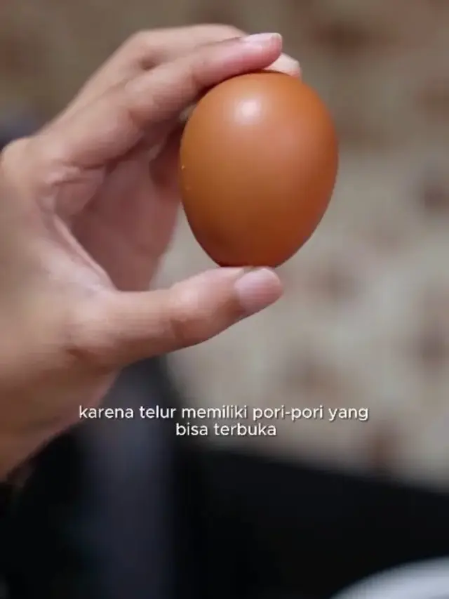 Jangan Dibilas, Begini Cara Tepat Bersihkan Telur Agar Tetap Awet dan Higienis