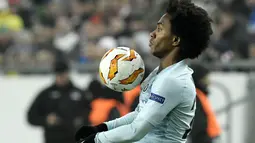 Gelandang Chelsea, Willian, mengontrol bola saat melawan Vidi FC pada laga Liga Europa di Stadion Groupama, Hungaria, Kamis (13/12). Kedua tim bermain imbang 2-2. (AP/Tibor Illyes)