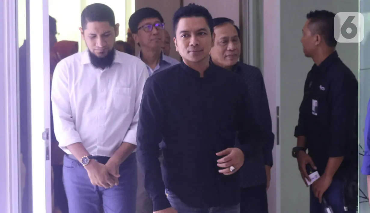 Vice President Director Emtek Group, Sutanto Hartono (kacamata) bersama Direktur SCM Imam Sudjarwo dan Ketua Komisi Penyiaran Indonesia (KPI) Pusat, Agung Suprio berjalan keluar seusai melakukan pertemuan di SCTV Tower, Jakarta, Rabu (26/2/2020). (Liputan6.com/Angga Yuniar)