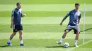 Pemain Jerman Ronin Koch (kanan) dan Robin Gosens saat sesi latihan MD-1 di Herzogenaurach, Jerman, Senin (28/6/2021). Jerman akan melawan Inggris pada babak 16 besar Euro 2020. (Christof STACHE/AFP)
