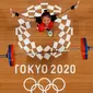 Foto yang diambil dengan kamera robot memperlihatkan ekspresi atlet angkat besi asal Indonesia, Windy Cantika Aisah usai berhasil memperoleh medali perunggu dari cabang olahraga angkat besi 49kg putri Olimpiade Tokyo 2020, Sabtu(24/72021). (Foto: AFP/Various Sources/Chris Graythen)