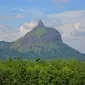 Bukit Jempol atau masyarakat setempat mengenalnya dengan Bukit Serelo, menjadi salah satu destinasi wisata unik yang ada di Lahat, Sumatera Selatan. (Liputan6.com/ Ahmad Ibo)