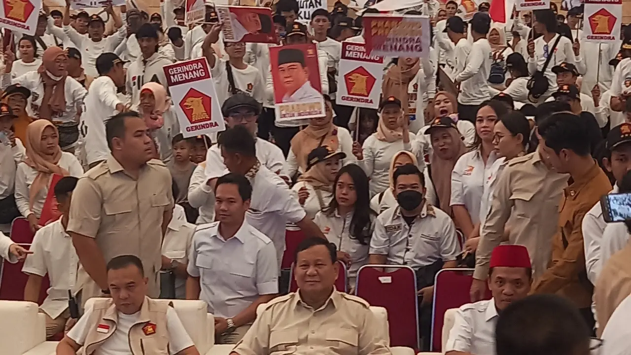 Partai Gerindra  menggelar konsolidasi akbar wilayah Jakarta Timur di GOR Velodrome, Minggu (16/7/2023).