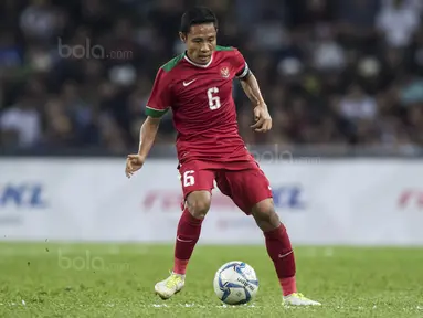 Gelandang Timnas Indonesia, Evan Dimas, mengontrol bola saat melawan Malaysia pada semifinal SEA Games di Stadion Shah Alam, Selangor, Sabtu (26/8/2017). Indonesia kalah 0-1 dari Malaysia. (Bola.com/Vitalis Yogi Trisna)