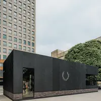 Fred Perry Indonesia resmi menghadirkan Fred Perry DNA Exhibition, sebuah pameran imersif yang menelusuri perjalanan panjang brand asal Inggris.