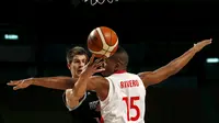 Pemian Argentina, Nicolas Brussino (kiri) berebut bola dengan pemain Kuba, Jasiel Riveroduring dalam Kejuaraan Basket Piala Amerika 2015 di Sport Palace, Meksiko City, Meksiko. (3/9/2015). (Reuters/Henry Romero)