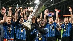 Pemain Atalanta, Ademola Lookman mengangkat trofi Liga Europa setelah timnya mengalahkan Bayer Leverkusen pada laga final yang berlangsung di Dublin Arena, Irlandia, Kamis (23/05/2024) dini hari WIB. Lookman berhasil mencetak hattrick dan membawa Atalanta menang dengan skor 3-0. (AFP/Ben Stansall)