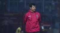 Pelatih Bali United, Indra Sjafri memantau anak asuhnya saat bertanding melawan Arema Cronus pada laga perempat final Piala Presiden di Stadion Kanjuruhan, Malang, Sabtu (19/9/2015). (Bola.com/Vitalis Yogi Trisna)