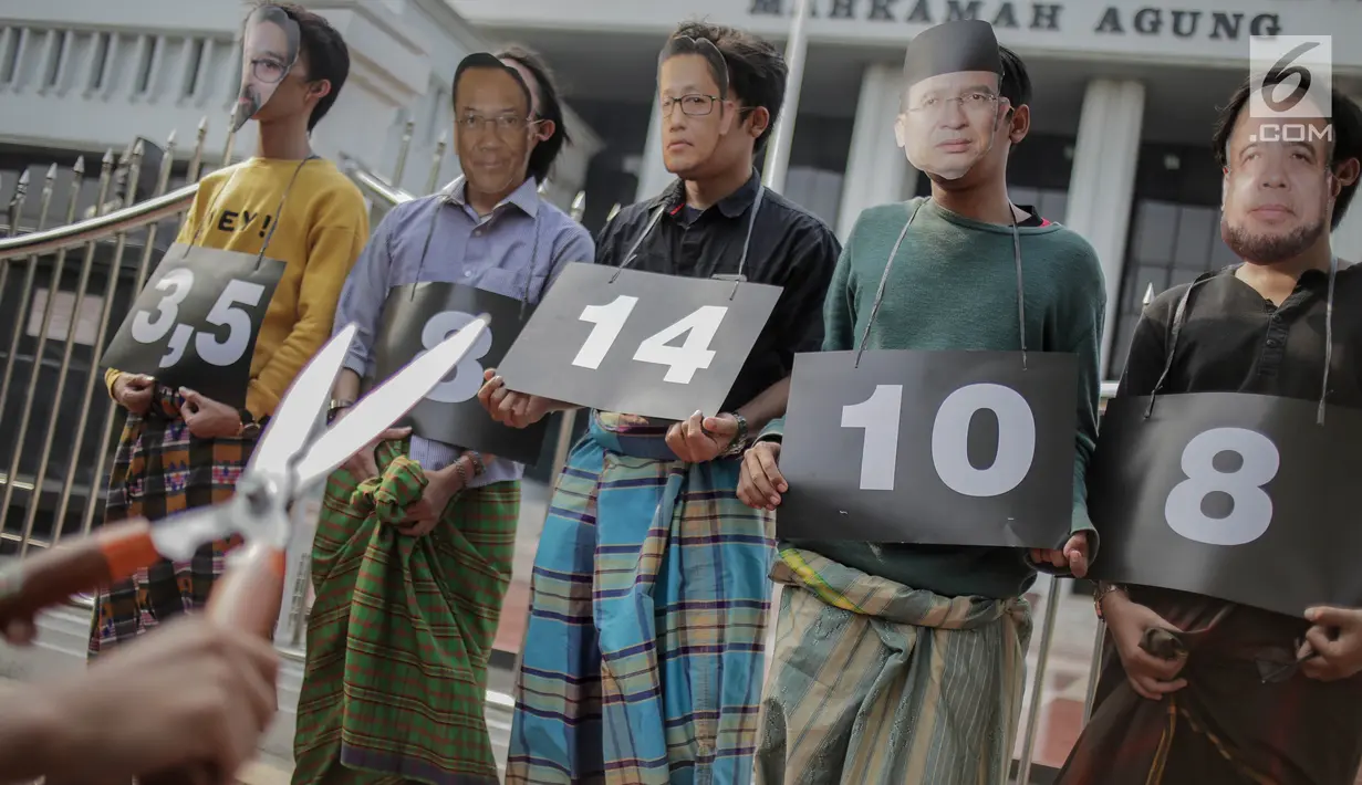 Sejumlah massa aksi dari Indonesia Corruption Watch (ICW) menggelar aksi teatrikal klinik sunat putusan koruptor di depan Gedung Mahkamah Agung, Jakarta, Jumat (29/3). Dalam aksinya mereka menuntut Mahkamah Agung untuk menolak setiap permohonan PK yang diajukan oleh terpidana korupsi. (Liputan6.com