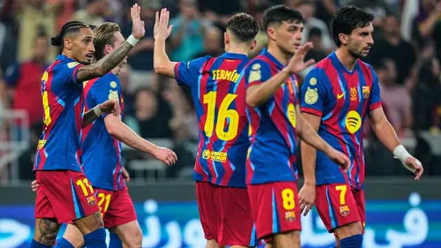 Para pemain Barcelona merayakan gol