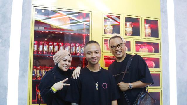 Uya Kuya dan istri menghadiri peluncuran lini busana Untold.