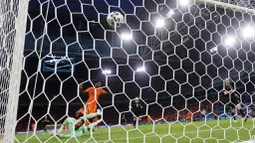 Memphis Depay membawa Belanda unggul 1-0 lewat eksekusi penalti pada menit ke-11, sebelum Denzel Dumfries menggandakan keunggulan lewat golnya pada menit ke-67. (AP/Peter Dejong)