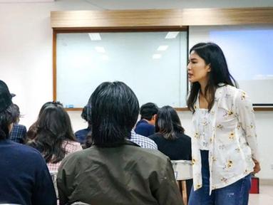 Dian Sastrowardoyo menjadi dosen tamu di almamaternya sendiri, Universitas Indonesia. Momen Dian Sastrowardoyo jadi dosen di UI ini curi perhatian karena gaya penampilannya yang anggun. Saat mengajar ia tak ragu untuk diskusi dan bertegur sapa dengan mahasiswa. (Liputan6.com/IG/therealdisastr)