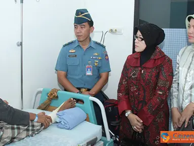Citizen6, Jakarta Pusat: etua Gabungan Jalasenastri Kolinlamil Ny. Ismiartini Darojatim mengunjungi anggota Kolinlamil yang tengah dirawat di Rumah Sakit TNI AL Dr. Mintohardjo, Jalan Raya Bendungan Hilir, Tanah Abang, Jakarta Pusat, pada Selasa (30/10). 