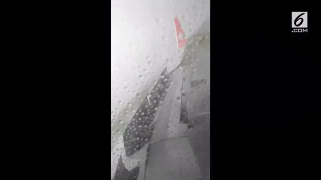 Ketika mendarat ditengah guyuran hujan lebat, pesawat Lion Air - JT-714 tergelincir. Berikut kesaksian salah seorang penumpang.